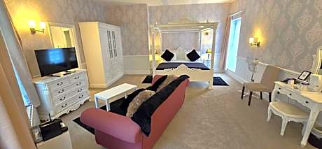 Deluxe Four Poster with Sofa