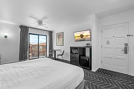 Deluxe Room 1 King Bed fireplace and balcony non-smoking