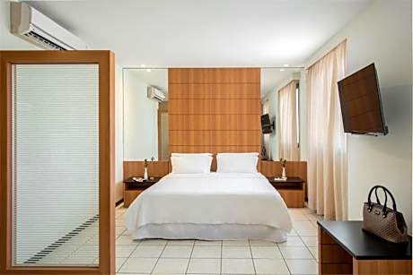 Standard Double - 1 Queen Bed