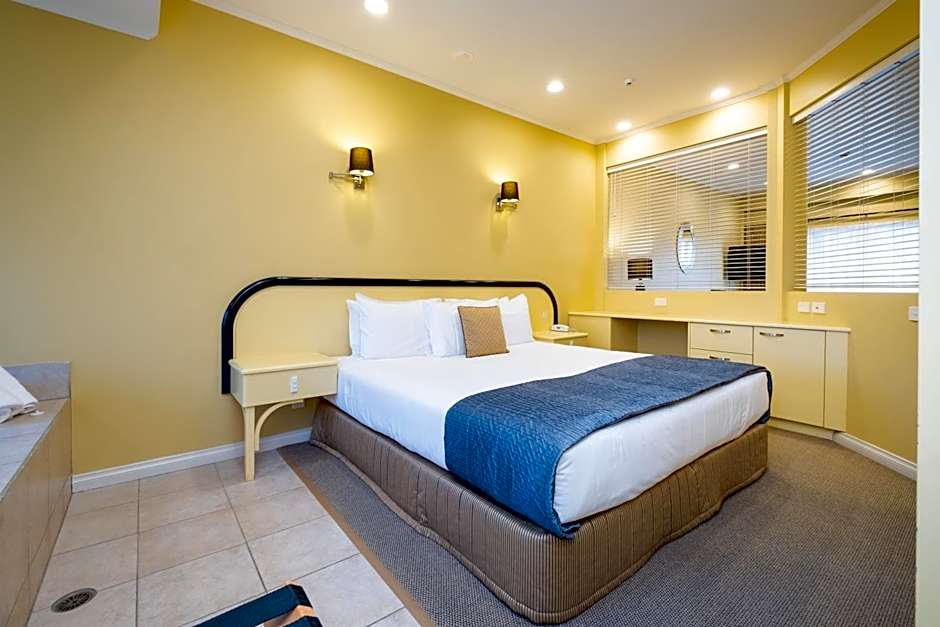 Photo 1 of 10 of Executive Suite, Jetted Tub