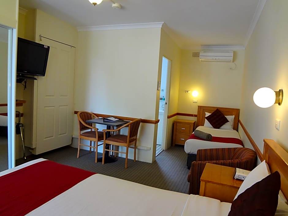 Three Explorers Motel