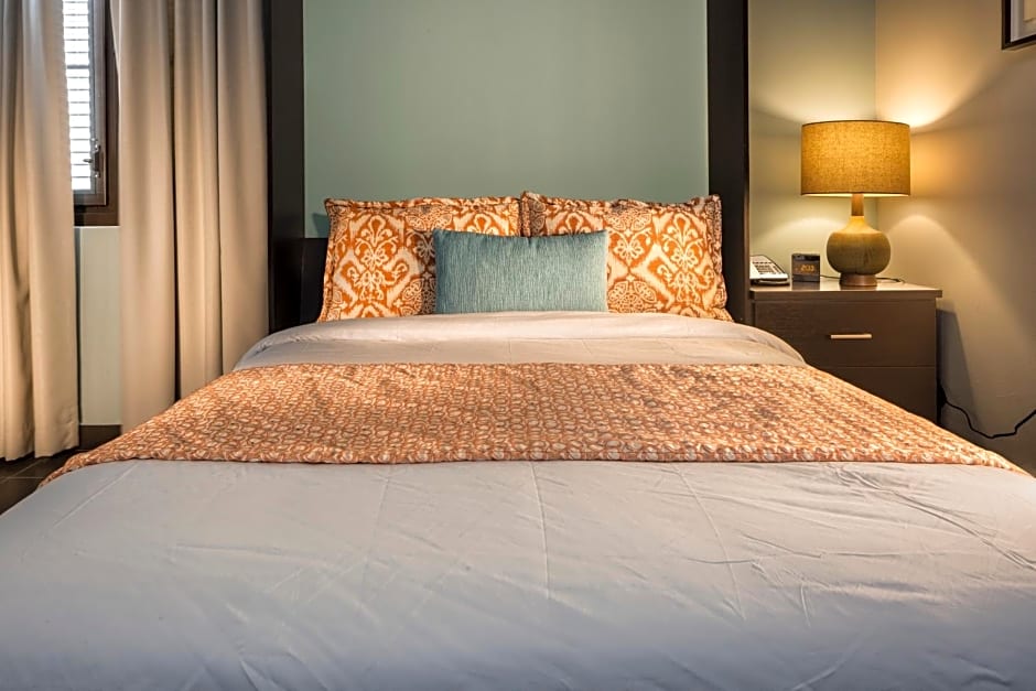 Decanter Hotel