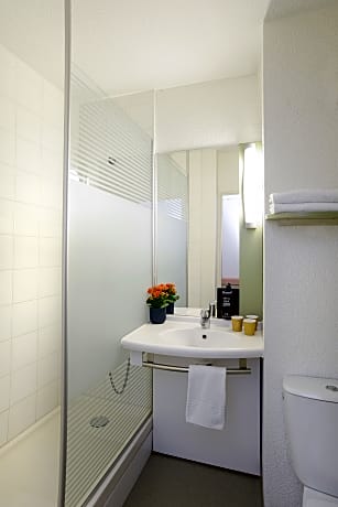 TRIPLE - Room with a large bed and a bunk bed