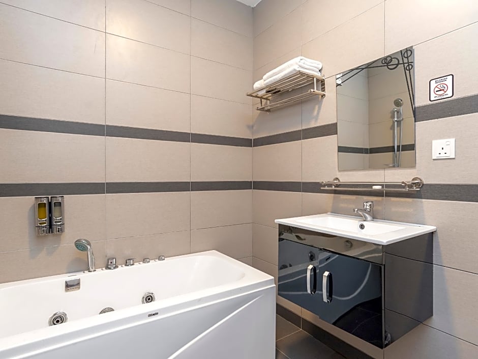 OYO 89423 Zenz Hotel