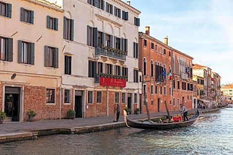 Superior King Room with Canal View