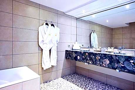 Executive Quadruple Room with One Queen and Two Single Beds