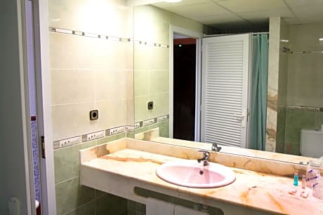 DOUBLE ROOM WITH SEA VIEW AND POOL