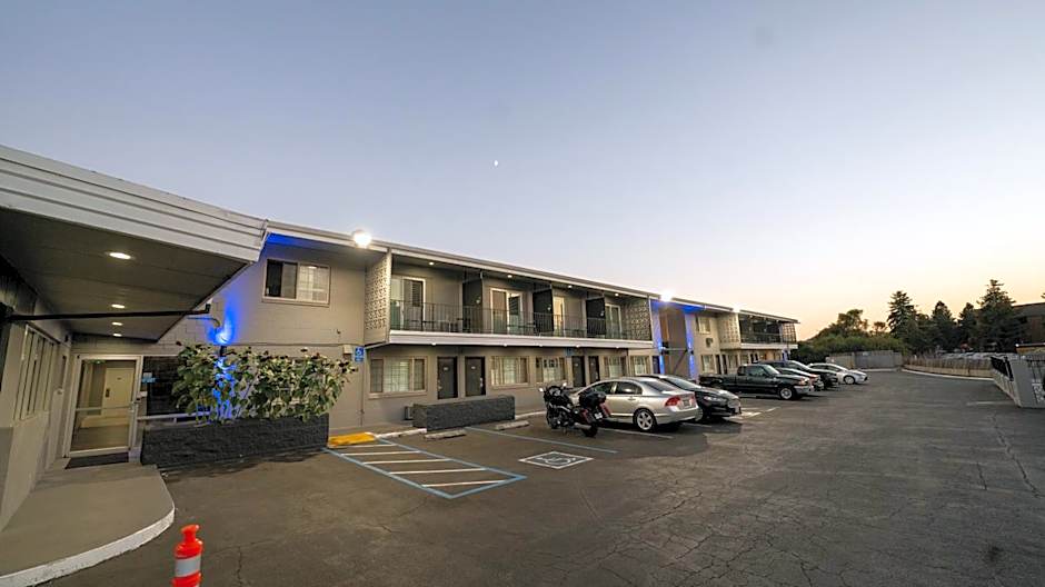 SeaSide Inn & Suites