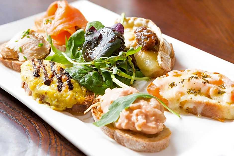 The Lounge Hotel & Bar