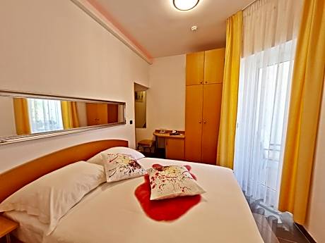 Economy Double Room with Balcony and Garden View