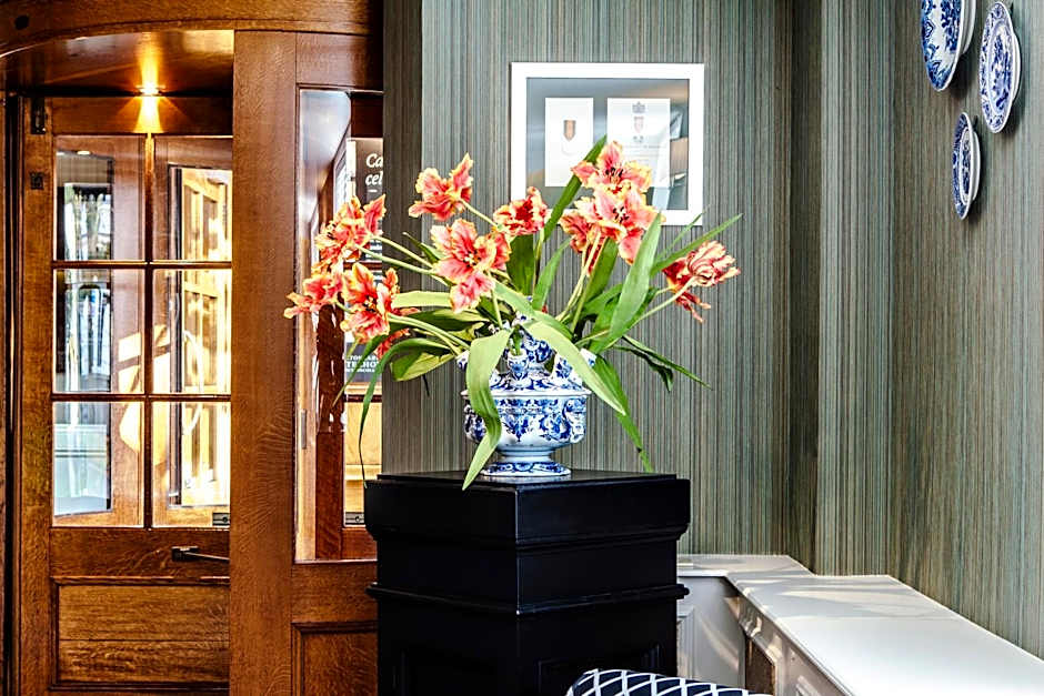 Carlton Ambassador Hotel