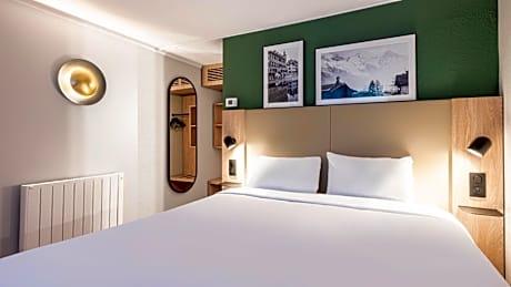 Standard Room - 1 Queen Bed