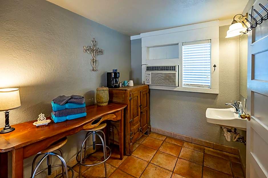 The Historic Leakey Inn