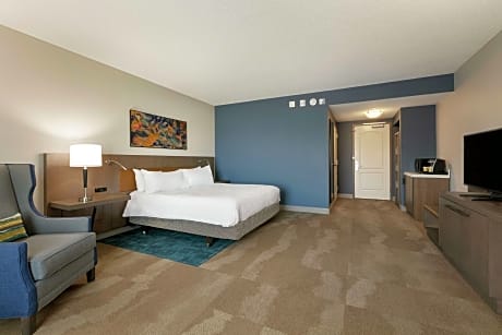 1 King Mobility/Hearing Accessible Ri Shwr