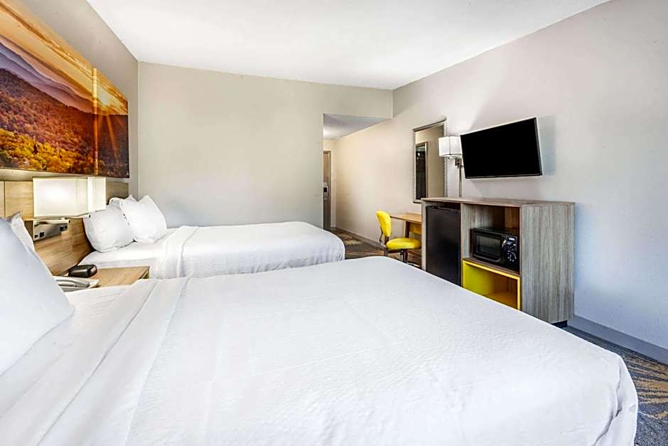 Days Inn by Wyndham Roanoke/Hollins Near I-81 