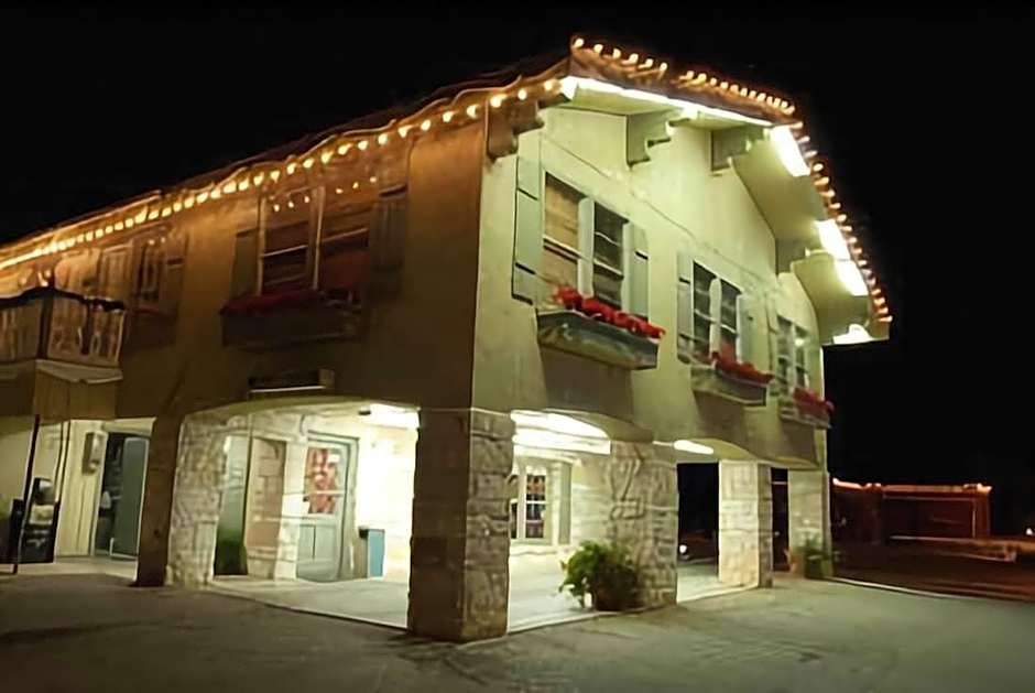Sunday House Inn and Suites