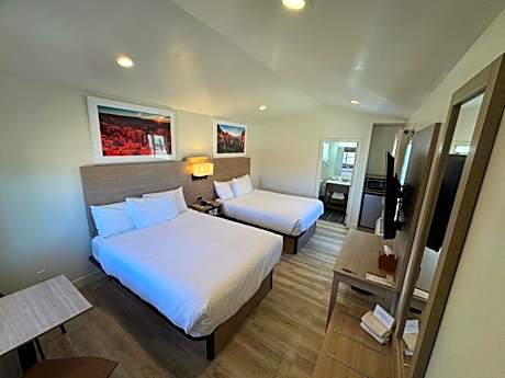 Cottage with Two Queen Beds