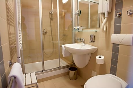 STANDARD DOUBLE OR TWIN ROOM