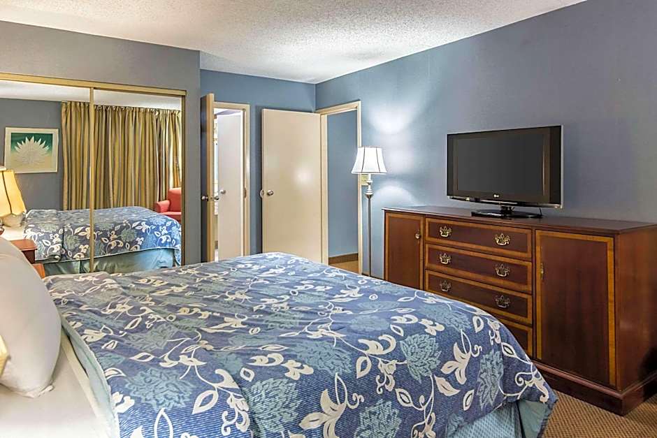 Plaza Inn & Suites