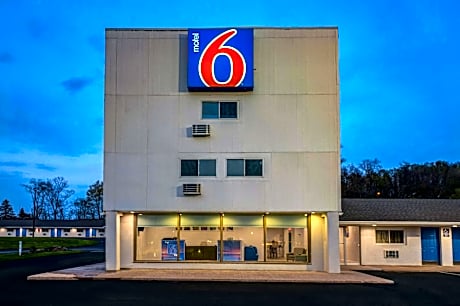 Motel 6 Bellville, OH