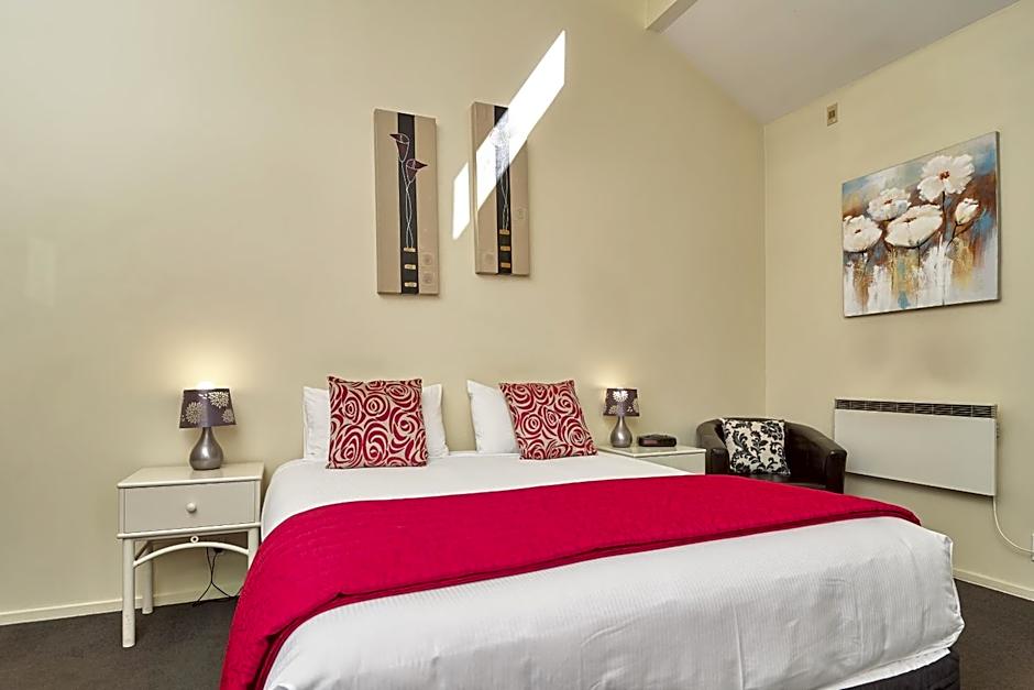 Photo 1 of 8 of Deluxe Studio 1 King Bed