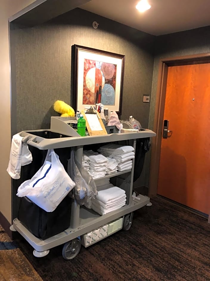 Countryview Inn & Suites