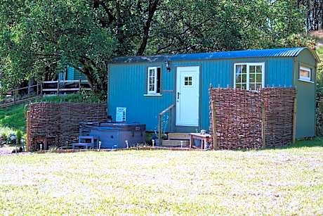 The Laburnum Retreat Shepherd Hut private hot Tub