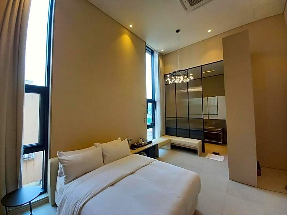 Photo 1 of 6 of Executive Suite