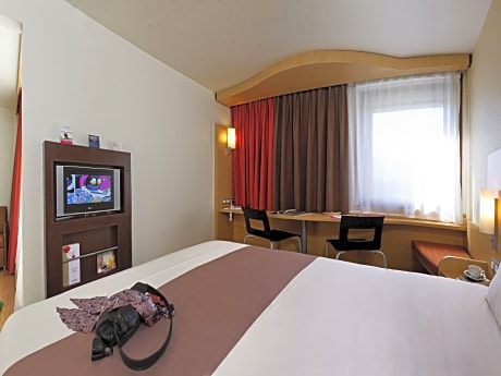 Room with 1 double bed + 1 extra bed equipped w ith the new bedding