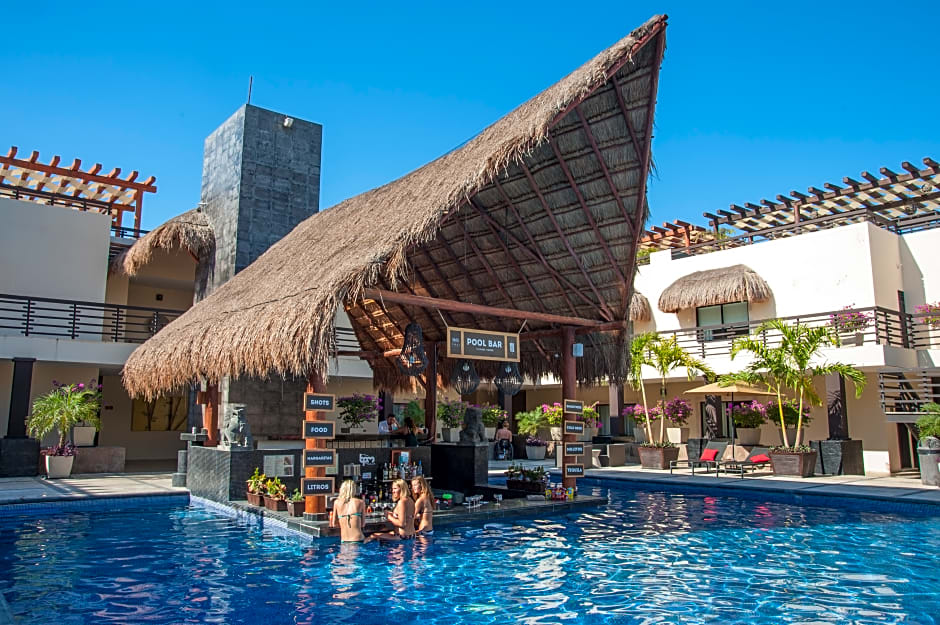 Aldea Thai by oceanfront
