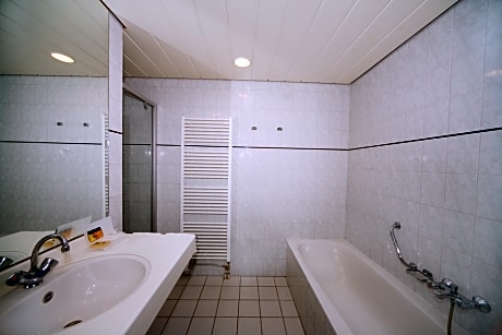 Double room deluxe with bath