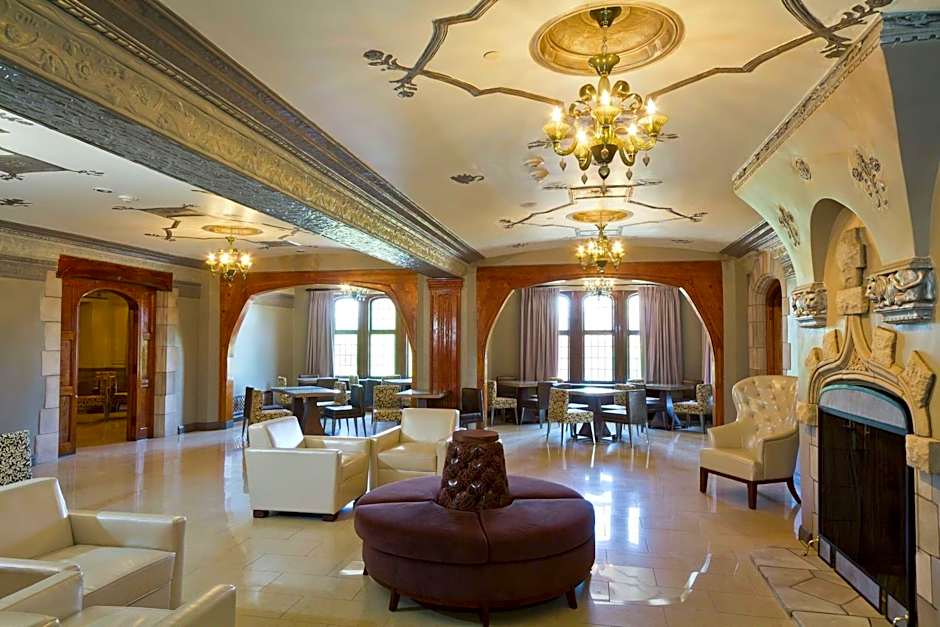 DoubleTree By Hilton The Tudor Arms Hotel