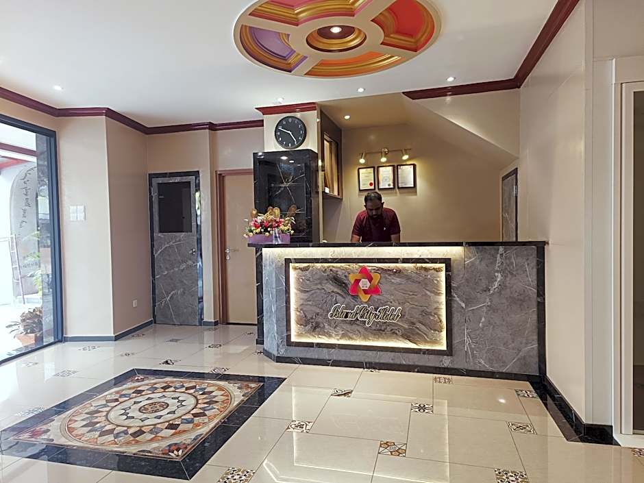 Capital O 90897 Island City Hotel