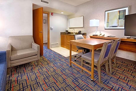 One-Bedroom Queen Suite with Two Queen Beds - Mobility and Hearing Access/Non-Smoking