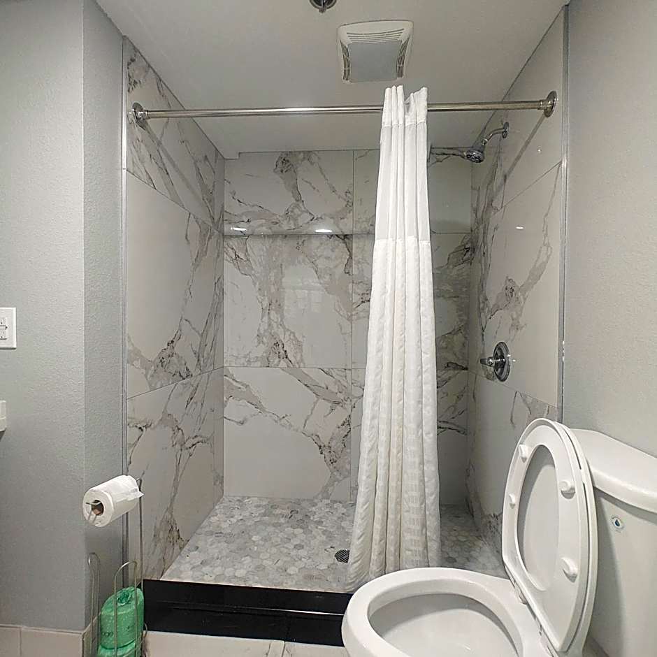 Mountain Vista Inn & Suites - Walking Distance to the Island