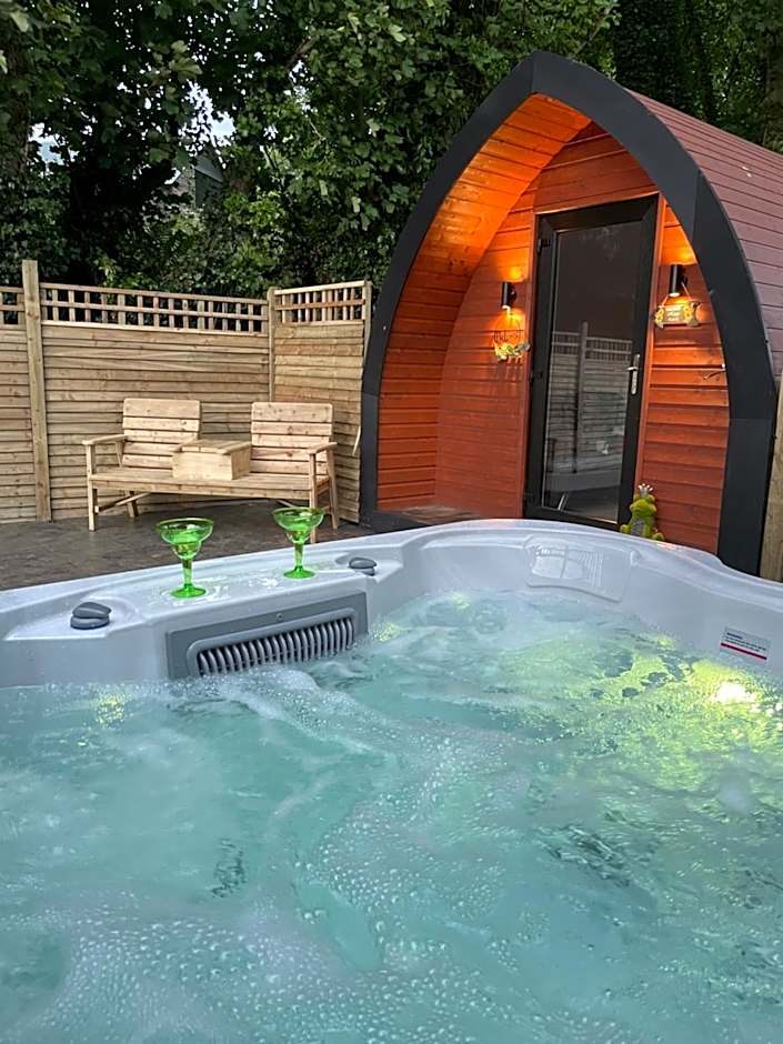Paddock Pod - Sleeps 4 & Roofed Over Private Hot Tub & NEW SAUNA