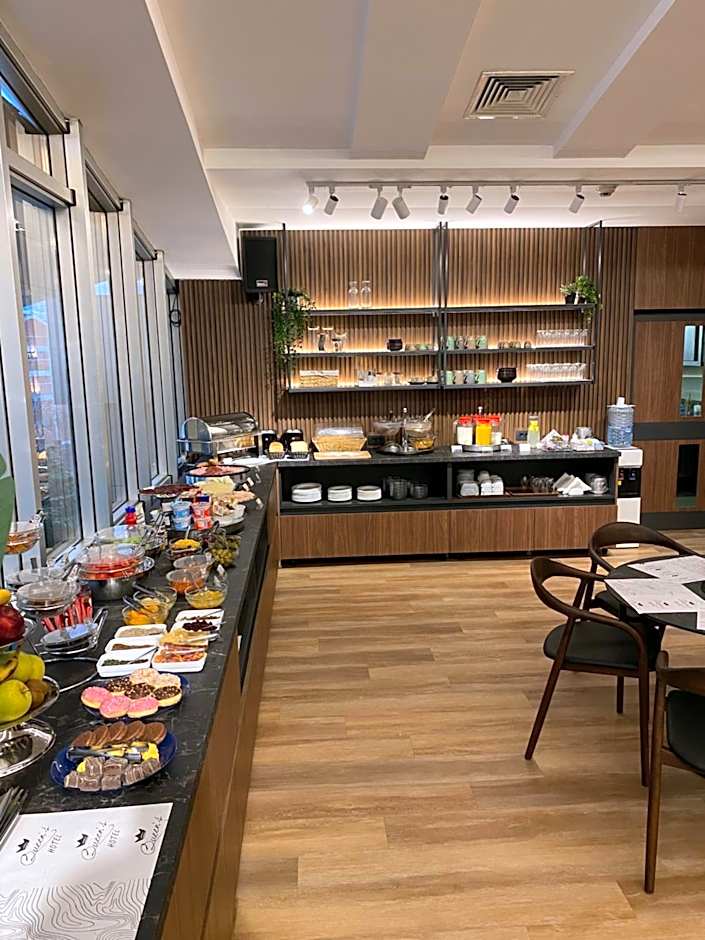 Queen's Hotel - Zebra Centre