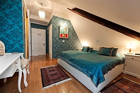 Classic Double Room (1 Queen Bed)