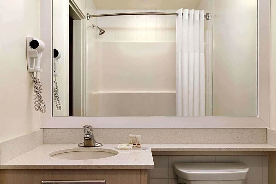 Days Inn by Wyndham 100 Mile House