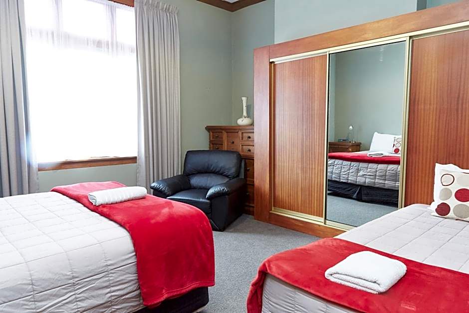 Admiral Court Motel & Apartments