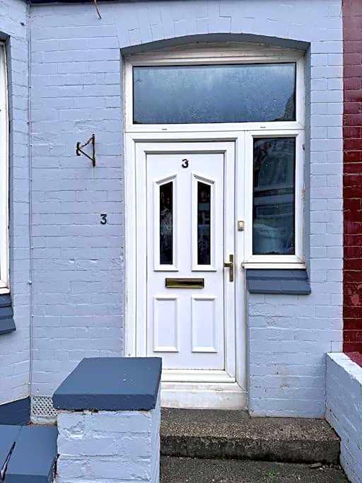 Salisbury - New 3br home, wifi, parking, sleeps 6, near Liverpool city centre
