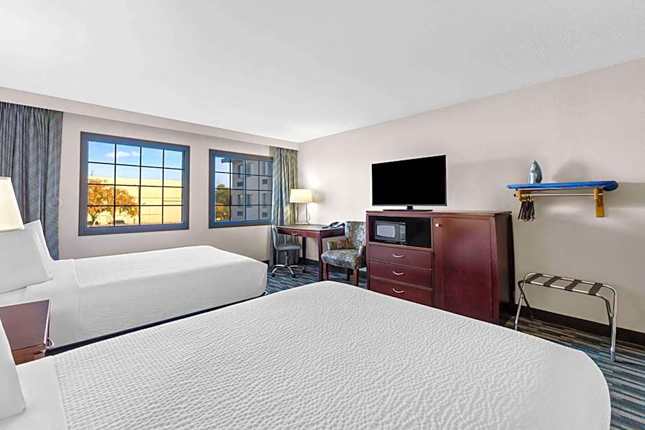 Days Inn & Suites by Wyndham Mesa Near Phoenix