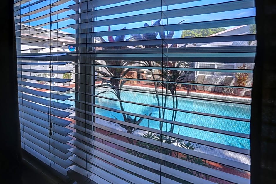 Richard's Motel Courtyard