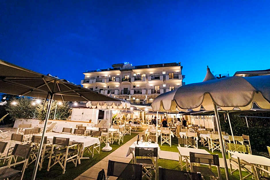 Hotel Soraya - Spiaggia Sawasdee with Beach, Restaurant & Parking