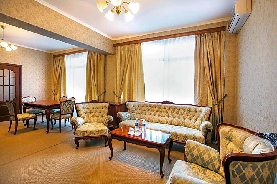 Готель Дніпро Dnipro Hotel