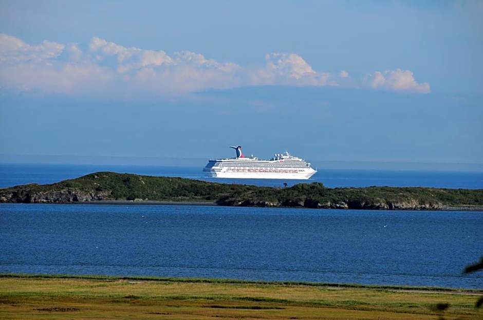 Admiral's Quay Motel & Suites