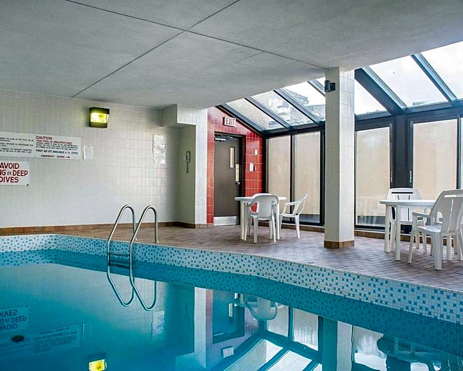 Econo Lodge By The Falls