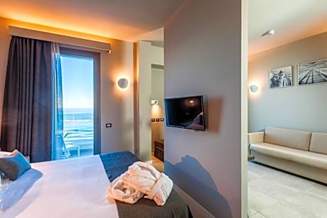 DELUXE FAMILY ROOM FRONT SEA VIEW (3 adults + 1 child)