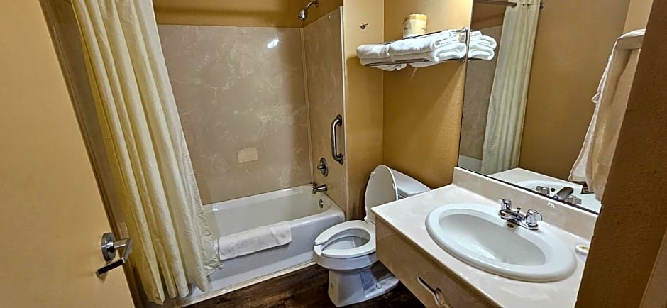 Weston Inn & Suites