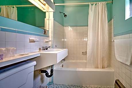 Queen Room - Non-Smoking